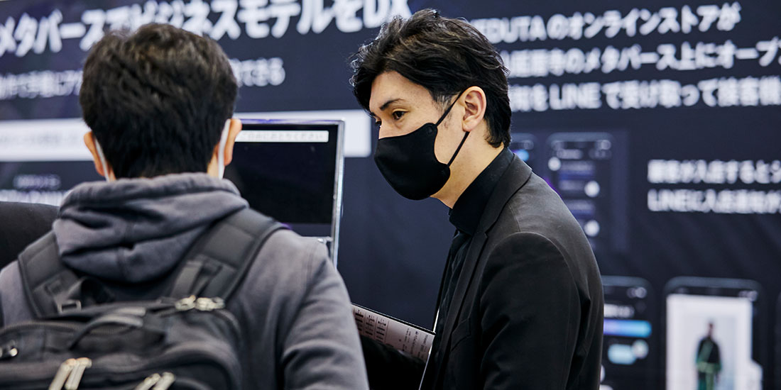 ARTORYの会社案内をする