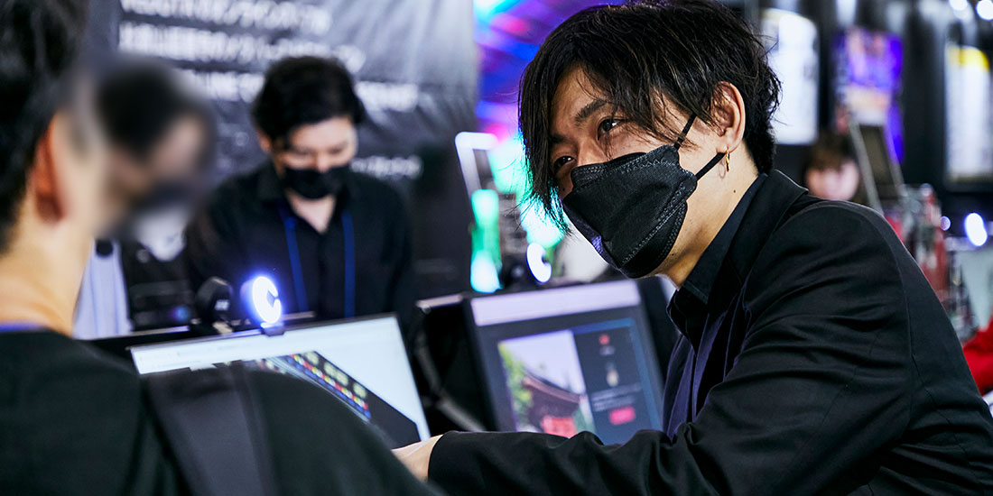 ARTORYオフィスからビデオ通話をつないで、操作性を説明する