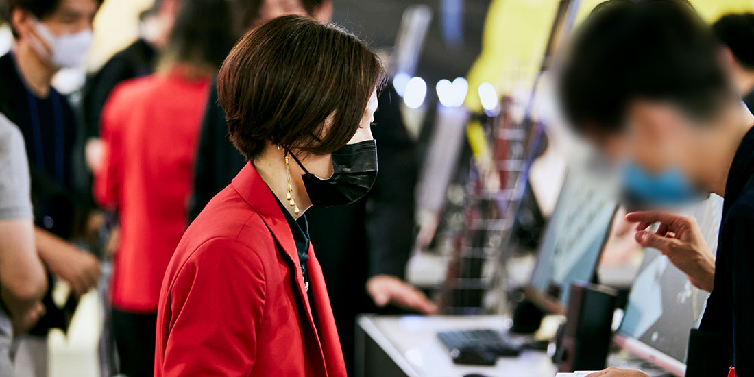 来場者様の事業内容を伺う