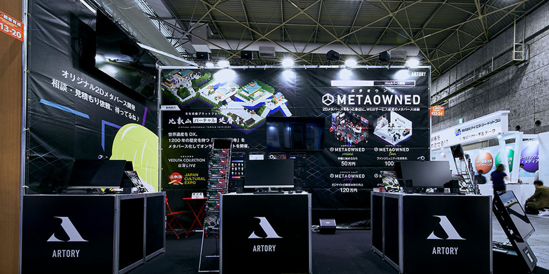 2Dメタバースの訴求をメインにデザインしたタペストリー