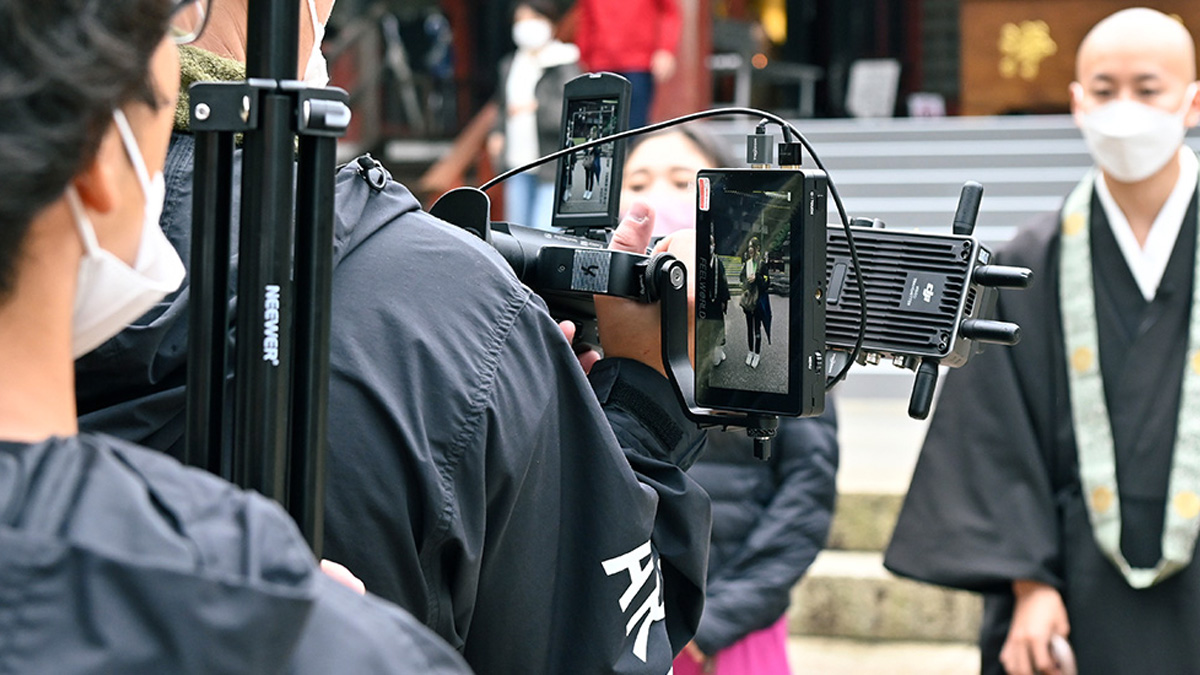 境内を散策するライブツアーの撮影機材は機動性を重視